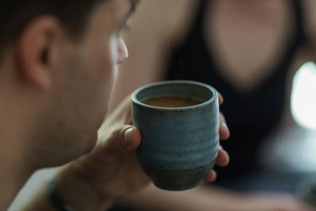 le café : une boisson qui fait pousser les cheveux ?