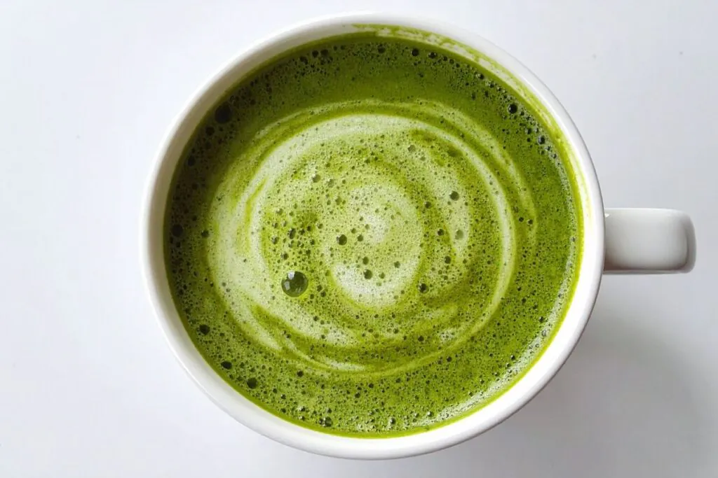 le thé vert : une boisson qui fait pousser les cheveux ?