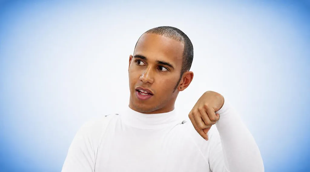 Lewis Hamilton à ses débuts en 2007, cheveux très courts et cuir chevelu apparent