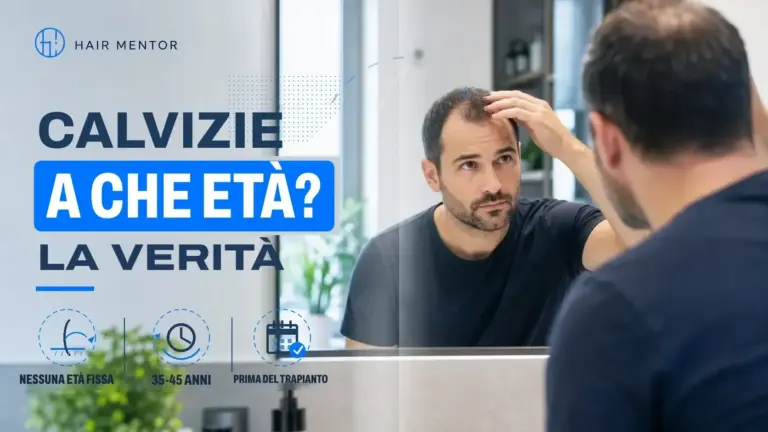 Uomo che si osserva i capelli allo specchio del bagno