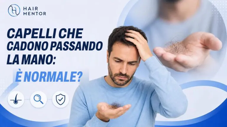 Uomo che osserva i capelli caduti nel palmo della mano