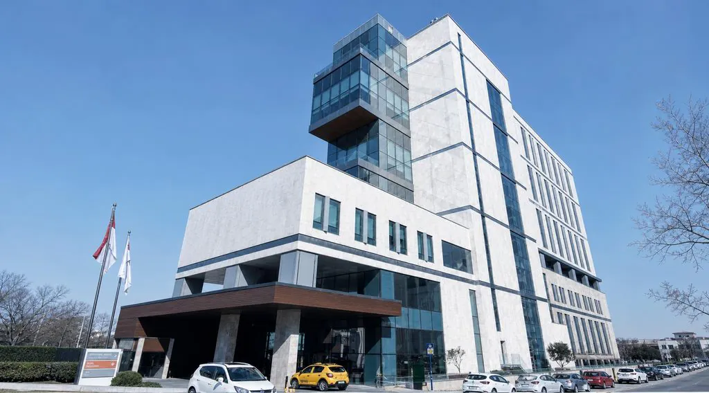 Entrée de l'hôpital Acıbadem Taksim où Clinicana réalise ses interventions