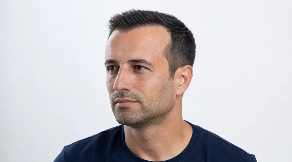 Crew cut sur un homme de 38 ans, dessus légèrement plus long à l'avant