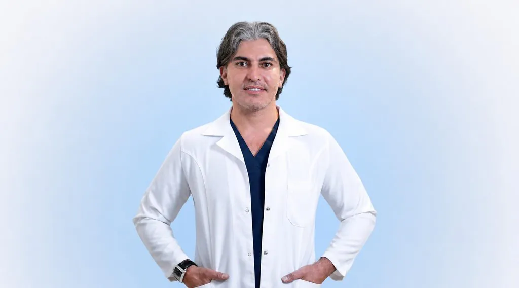 Le Dr Muharrem Serkan Aygın, dermatologue turc spécialisé en greffe de cheveux depuis 1996