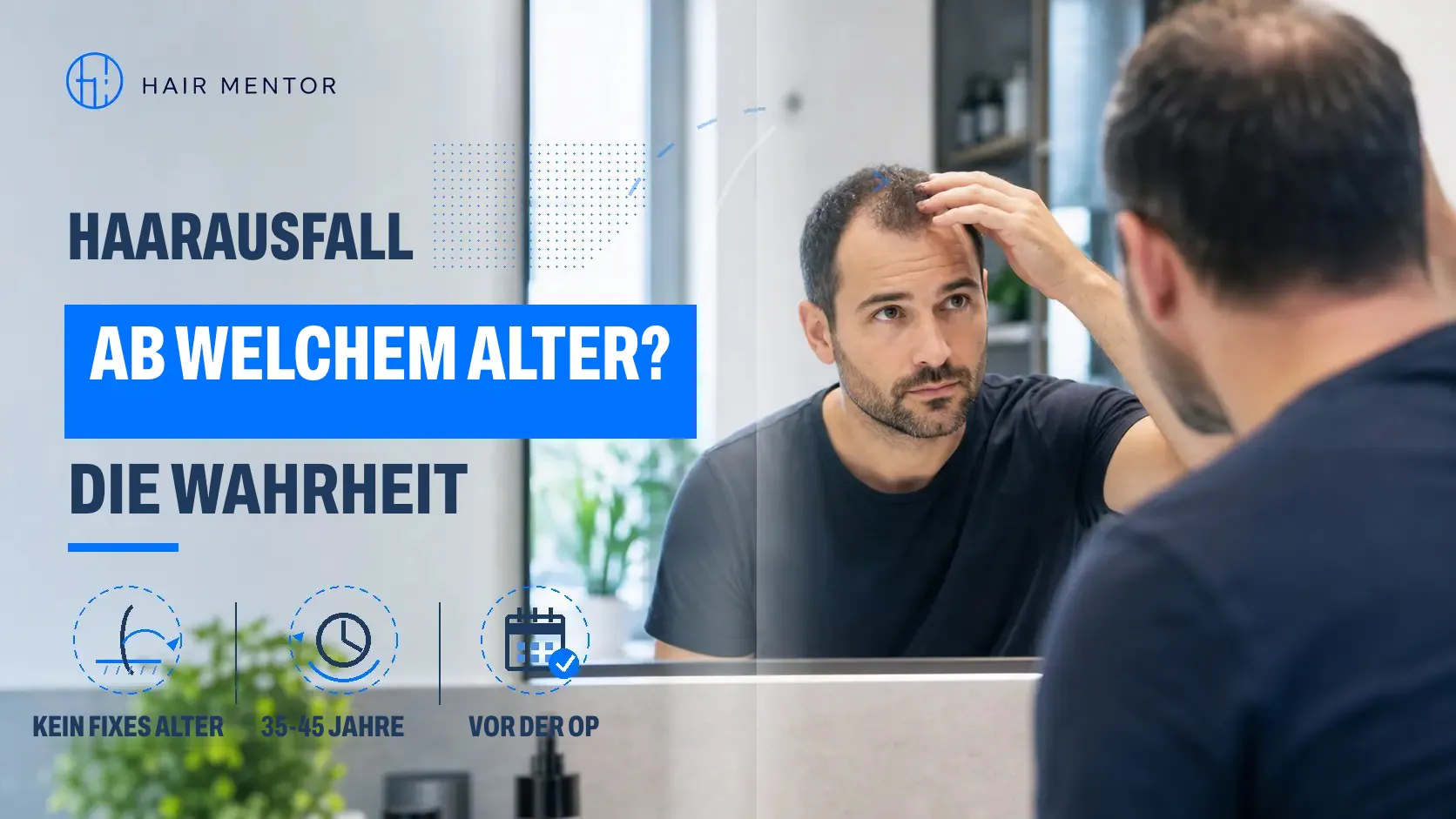 Mann betrachtet seinen beginnenden Haarausfall im Badezimmerspiegel