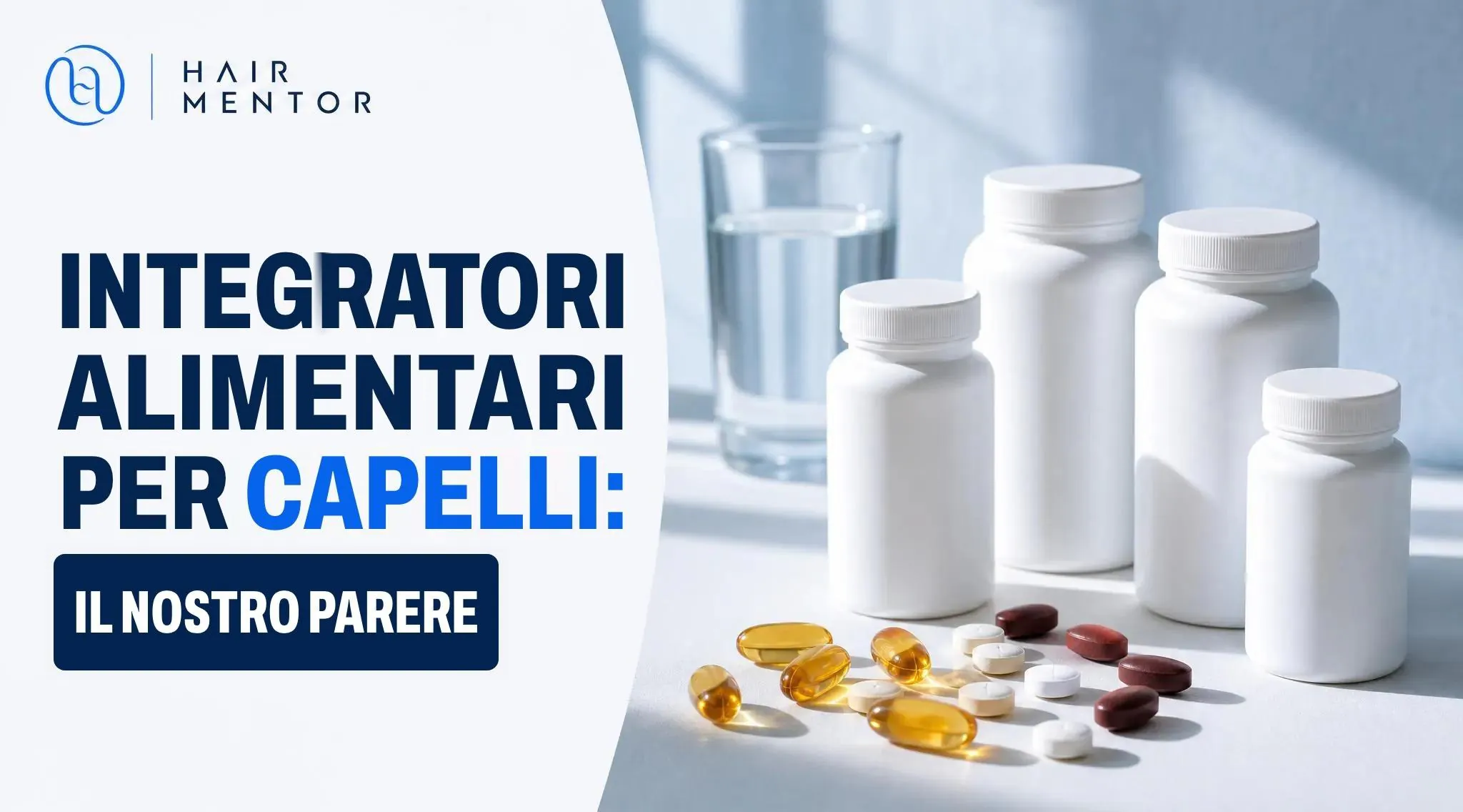 Barattoli di integratori, capsule colorate e un bicchiere d'acqua su un piano chiaro